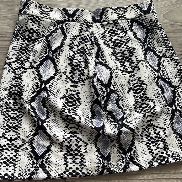SHEIN snake print mini skirt with slit- SIZE SMALL - Picture 10 of 10